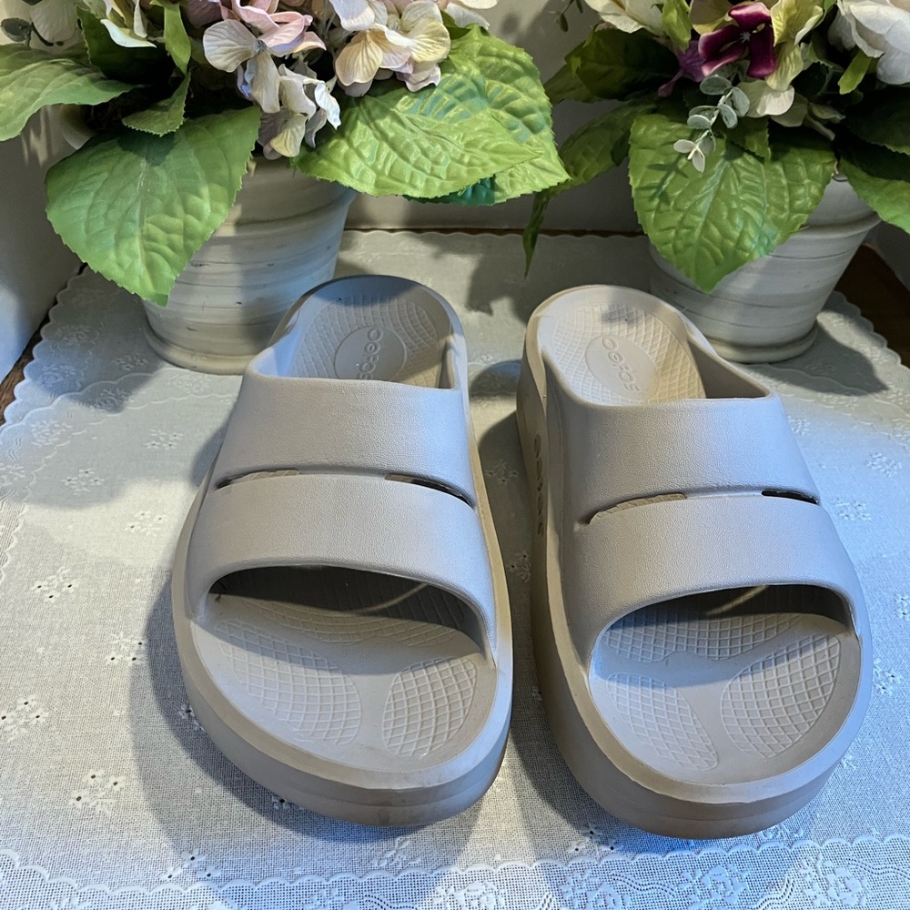 OOFOS Women’s Sandals in Light Taupe